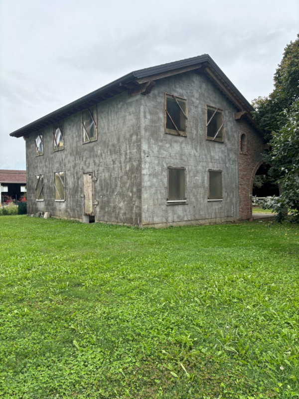 LOREGGIA: ampia villa contemporanea immersa nella natura, proposta al 'GREZZO' su un lotto di ter...
