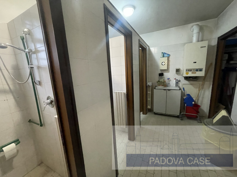 Nel cuore pulsante della zona produttiva di Limena, presentiamo un'opportunità imperdibile per ch...