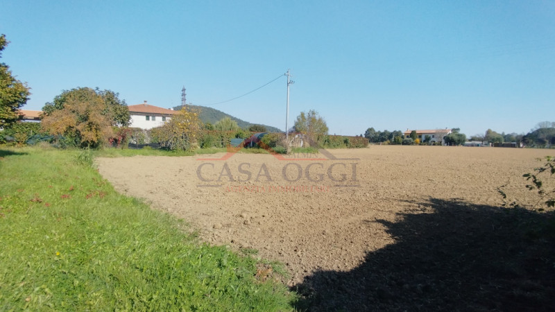 Terreno di circa 11.000 mq di cui:
Terreno edificabile (previo accordo pubblico/privato) di circa...
