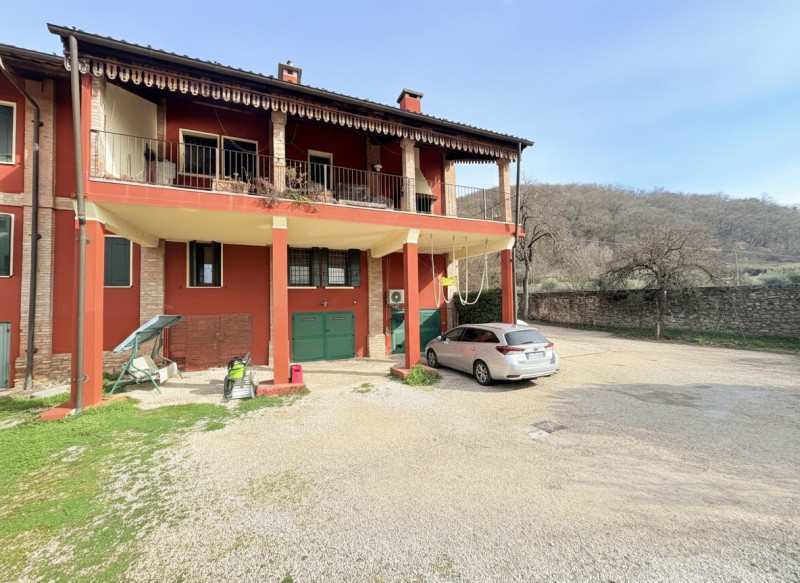 In tranquillo contesto di campagna tra Galzignano e Battaglia Terme, immerso nel verde e vicino a...