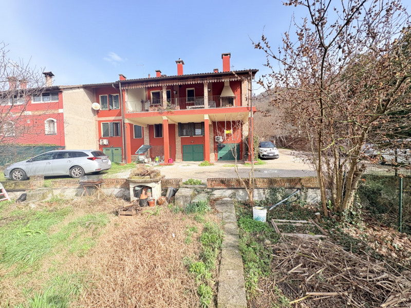 In tranquillo contesto di campagna tra Galzignano e Battaglia Terme, immerso nel verde e vicino a...