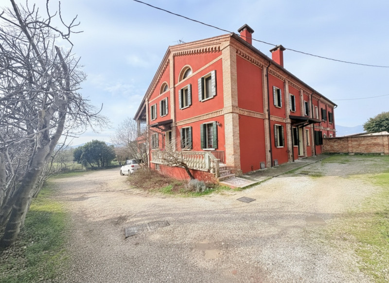 In tranquillo contesto di campagna tra Galzignano e Battaglia Terme, immerso nel verde e vicino a...