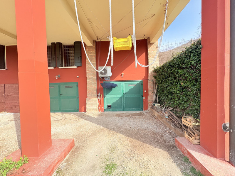 In tranquillo contesto di campagna tra Galzignano e Battaglia Terme, immerso nel verde e vicino a...