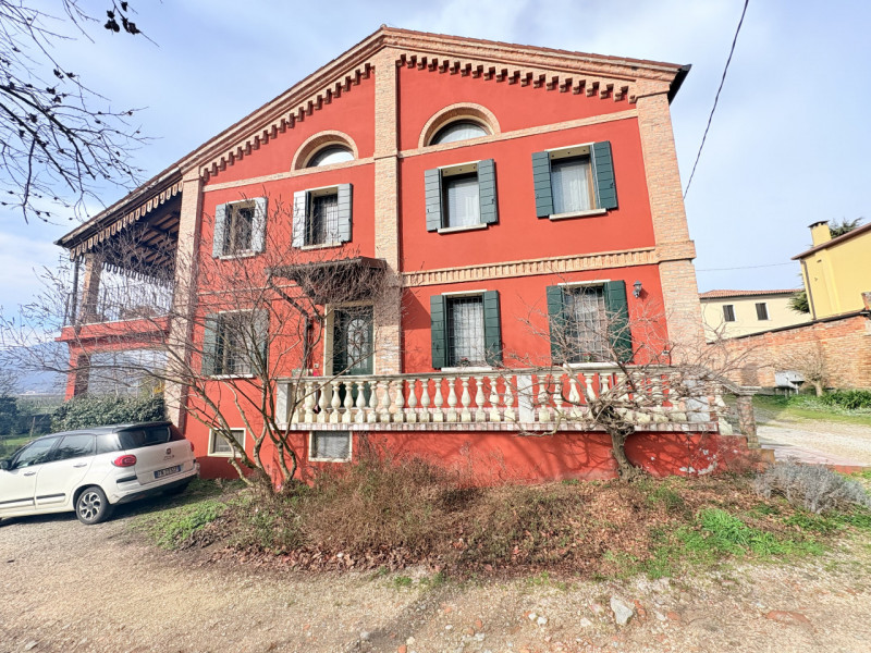 In tranquillo contesto di campagna tra Galzignano e Battaglia Terme, immerso nel verde e vicino a...