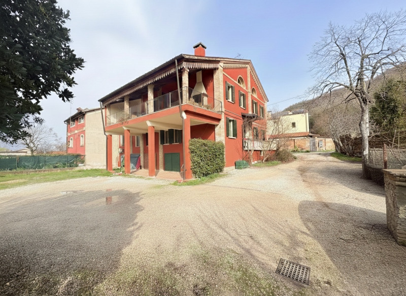 In tranquillo contesto di campagna tra Galzignano e Battaglia Terme, immerso nel verde e vicino a...