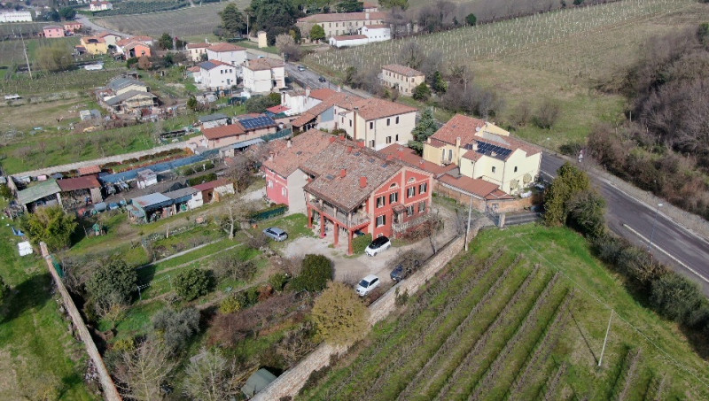 In tranquillo contesto di campagna tra Galzignano e Battaglia Terme, immerso nel verde e vicino a...