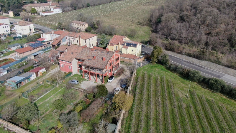 In tranquillo contesto di campagna tra Galzignano e Battaglia Terme, immerso nel verde e vicino a...