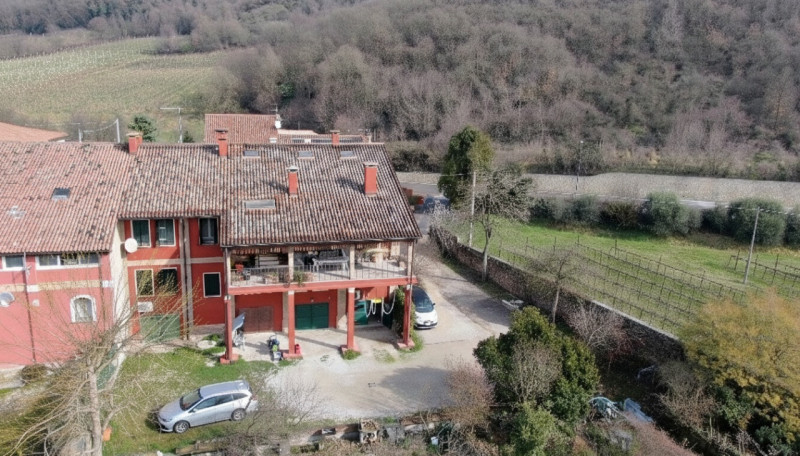 In tranquillo contesto di campagna tra Galzignano e Battaglia Terme, immerso nel verde e vicino a...