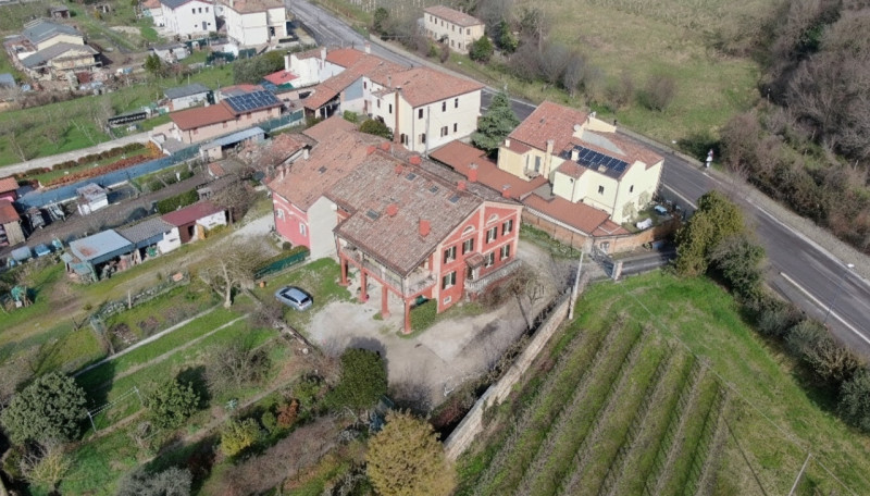 In tranquillo contesto di campagna tra Galzignano e Battaglia Terme, immerso nel verde e vicino a...