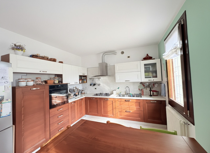 In tranquillo contesto di campagna tra Galzignano e Battaglia Terme, immerso nel verde e vicino a...