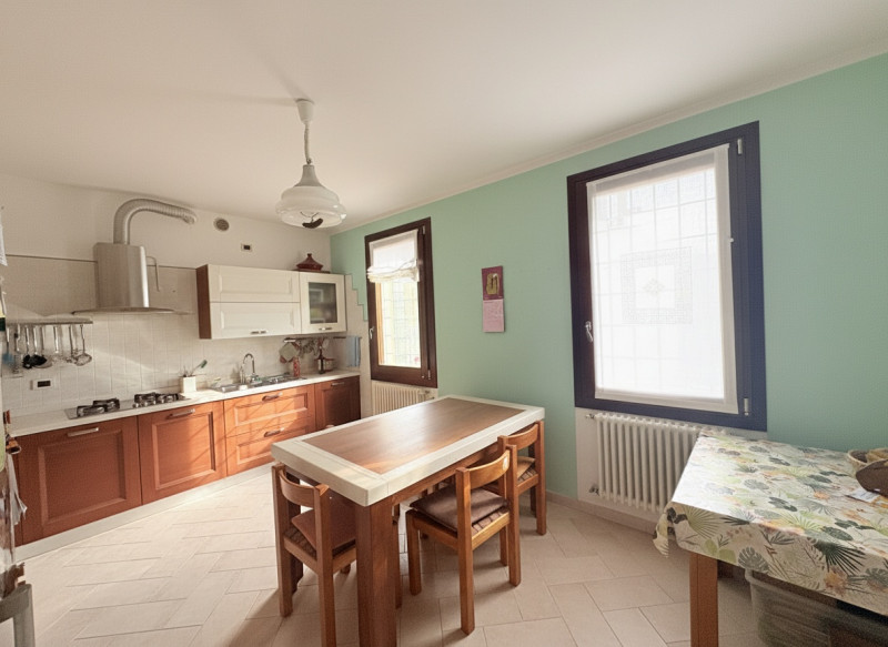 In tranquillo contesto di campagna tra Galzignano e Battaglia Terme, immerso nel verde e vicino a...