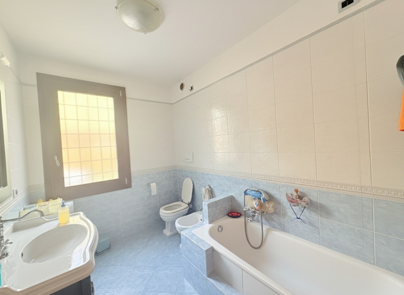 In tranquillo contesto di campagna tra Galzignano e Battaglia Terme, immerso nel verde e vicino a...