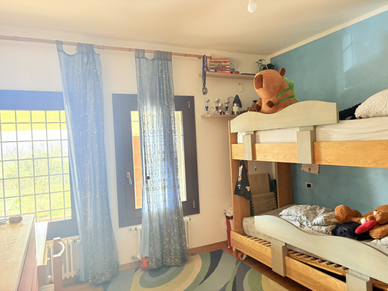 In tranquillo contesto di campagna tra Galzignano e Battaglia Terme, immerso nel verde e vicino a...