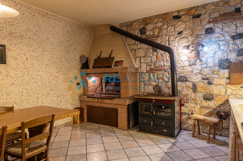 TRISSINO -

Siete una famiglia di 3/4 persone o volete vivere lontani dallo stress della città e ...