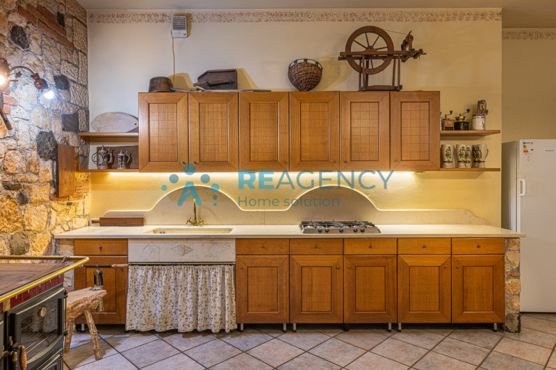 TRISSINO -

Siete una famiglia di 3/4 persone o volete vivere lontani dallo stress della città e ...