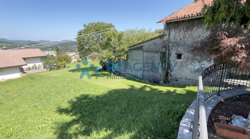 TRISSINO - RUSTICI  completamente da demolire e ricostruire sono immersi nel verde con terreno si...