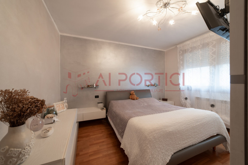 CAMPAGNA LUPIA - Appartamento situato al primo piano in una palazzina del 2003 dotata di ascensor...