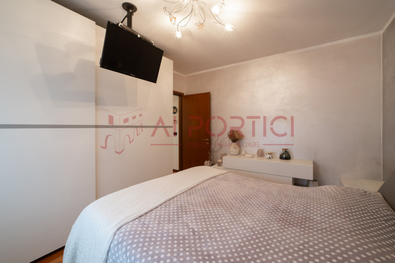 CAMPAGNA LUPIA - Appartamento situato al primo piano in una palazzina del 2003 dotata di ascensor...