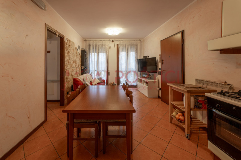 CAMPAGNA LUPIA - Appartamento situato al primo piano in una palazzina del 2003 dotata di ascensor...