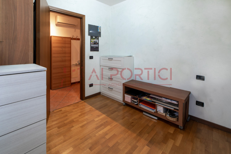 CAMPAGNA LUPIA - Appartamento situato al primo piano in una palazzina del 2003 dotata di ascensor...