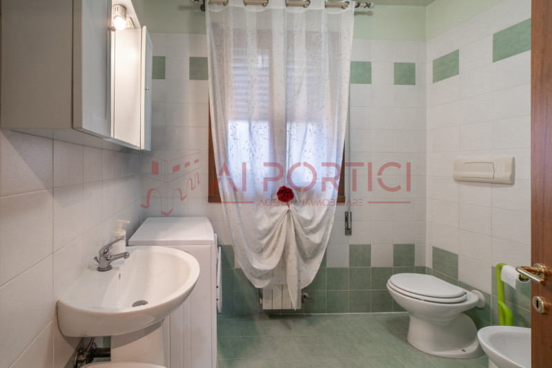 CAMPAGNA LUPIA - Appartamento situato al primo piano in una palazzina del 2003 dotata di ascensor...