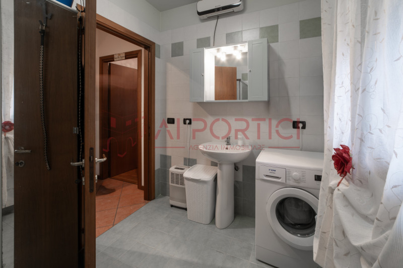 CAMPAGNA LUPIA - Appartamento situato al primo piano in una palazzina del 2003 dotata di ascensor...