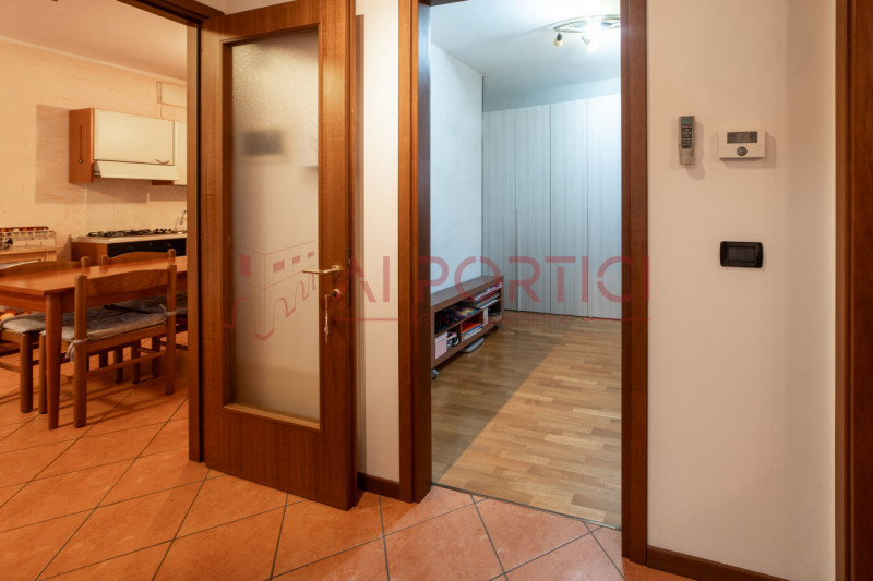 CAMPAGNA LUPIA - Appartamento situato al primo piano in una palazzina del 2003 dotata di ascensor...