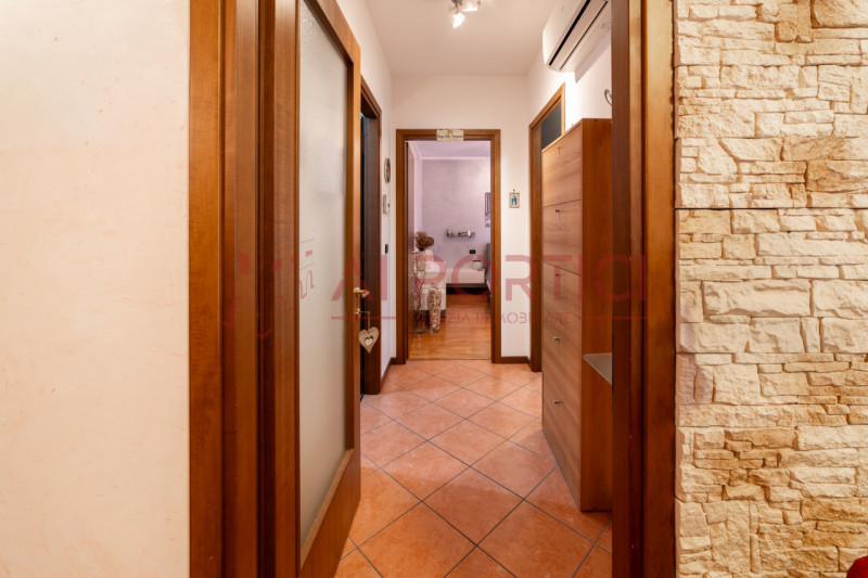 CAMPAGNA LUPIA - Appartamento situato al primo piano in una palazzina del 2003 dotata di ascensor...