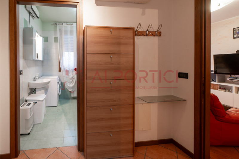 CAMPAGNA LUPIA - Appartamento situato al primo piano in una palazzina del 2003 dotata di ascensor...