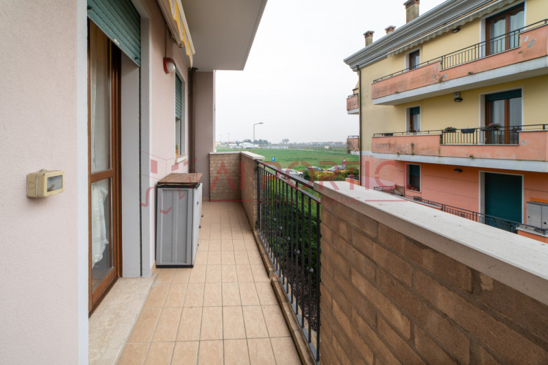 CAMPAGNA LUPIA - Appartamento situato al primo piano in una palazzina del 2003 dotata di ascensor...