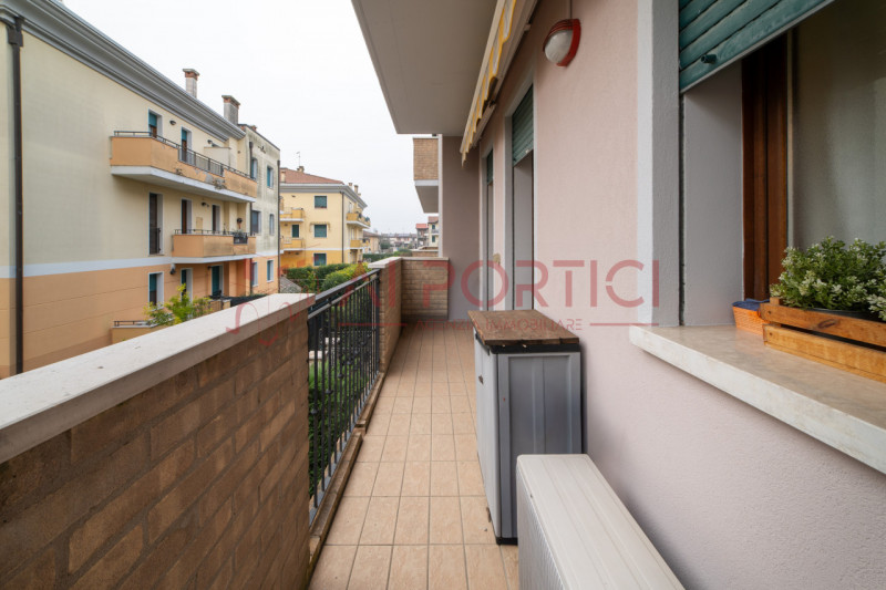 CAMPAGNA LUPIA - Appartamento situato al primo piano in una palazzina del 2003 dotata di ascensor...