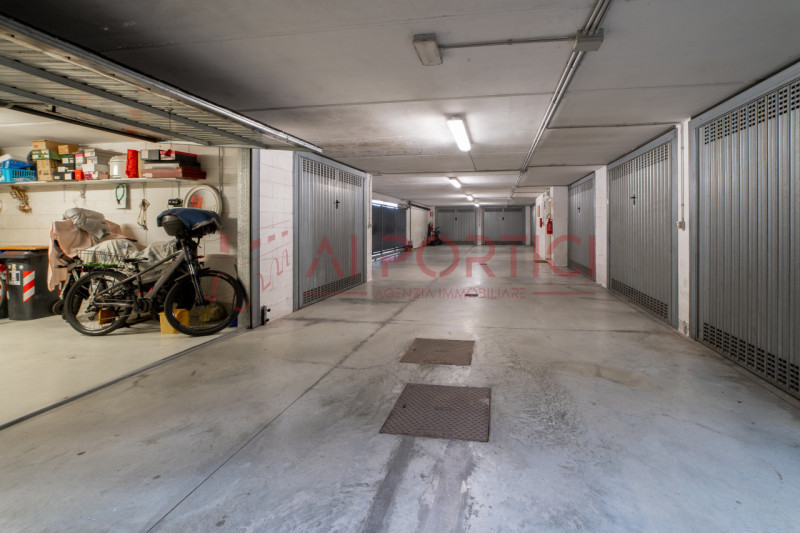 CAMPAGNA LUPIA - Appartamento situato al primo piano in una palazzina del 2003 dotata di ascensor...