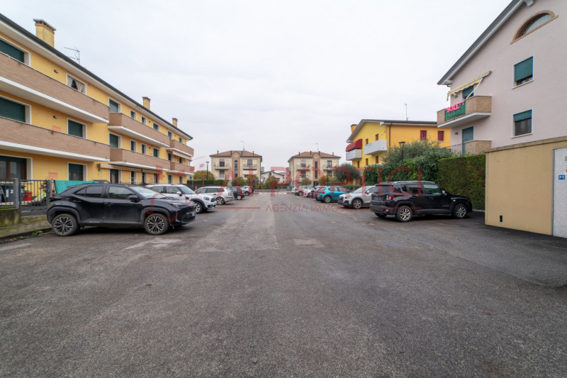 CAMPAGNA LUPIA - Appartamento situato al primo piano in una palazzina del 2003 dotata di ascensor...