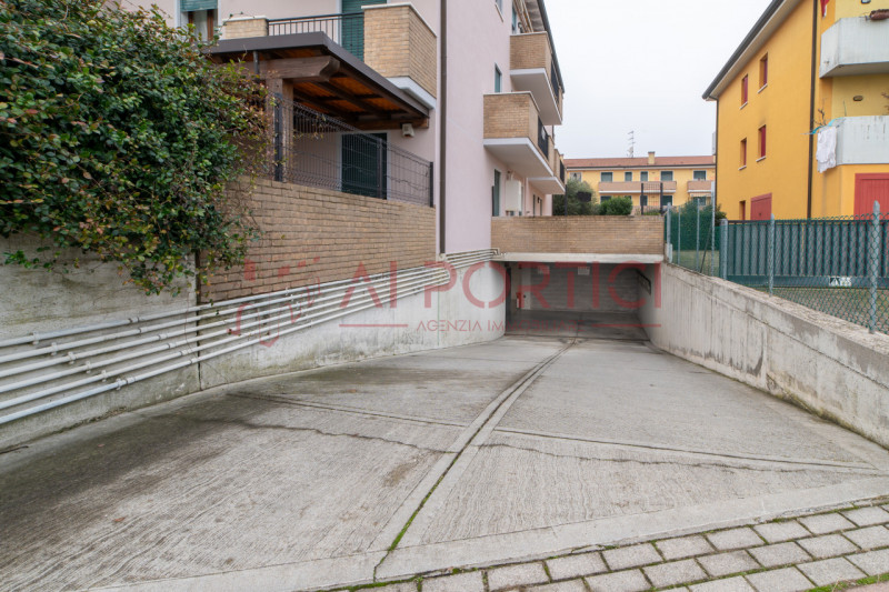CAMPAGNA LUPIA - Appartamento situato al primo piano in una palazzina del 2003 dotata di ascensor...