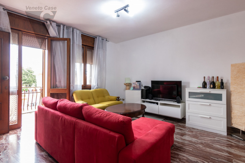 Nel cuore del centro storico di Roncajette, verdissima e residenziale frazione di Ponte San Nicol...