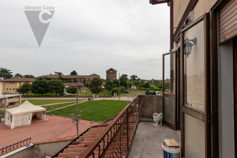 Nel cuore del centro storico di Roncajette, verdissima e residenziale frazione di Ponte San Nicol...