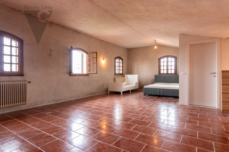 Nel cuore del centro storico di Roncajette, verdissima e residenziale frazione di Ponte San Nicol...