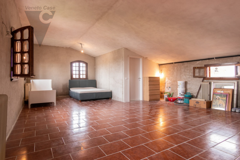 Nel cuore del centro storico di Roncajette, verdissima e residenziale frazione di Ponte San Nicol...