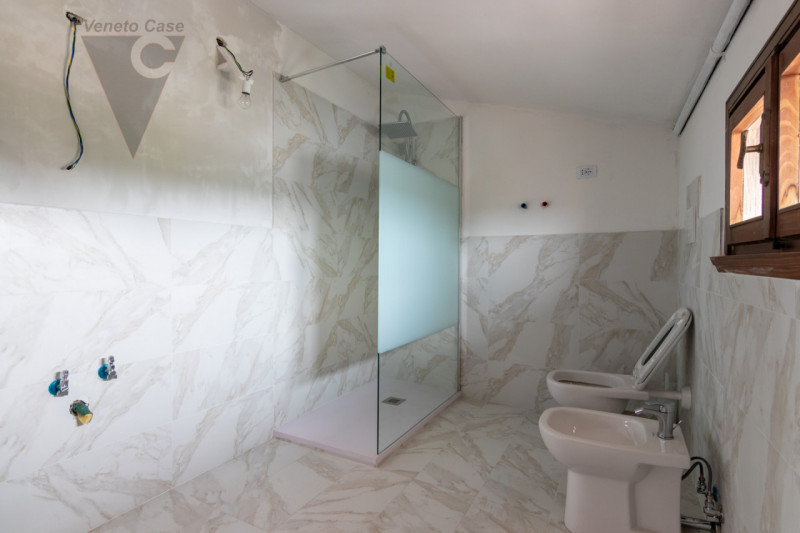 Nel cuore del centro storico di Roncajette, verdissima e residenziale frazione di Ponte San Nicol...