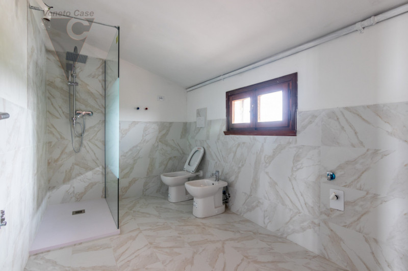 Nel cuore del centro storico di Roncajette, verdissima e residenziale frazione di Ponte San Nicol...