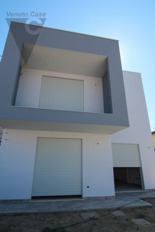 Proponiamo in vendita a Conche di Codevigo una porzione di bifamiliare di nuova costruzione, svil...