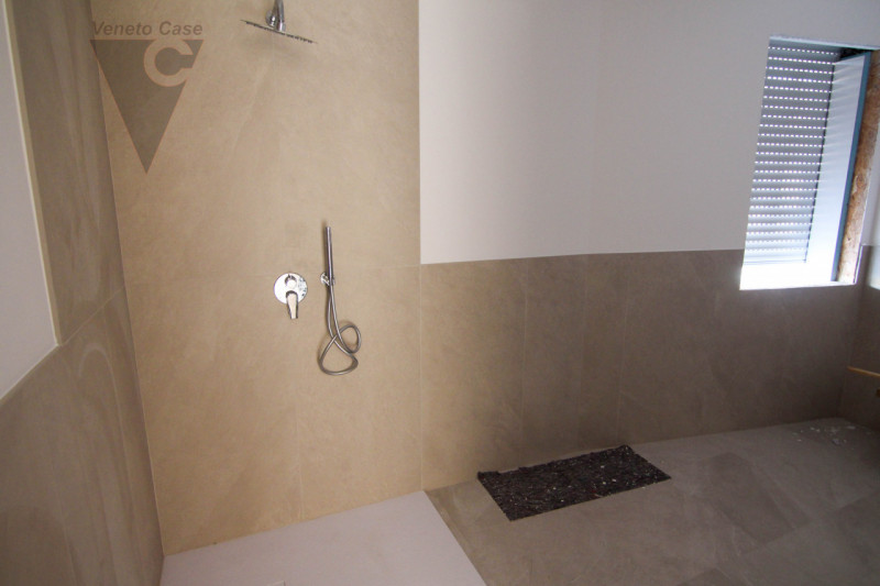 Proponiamo in vendita a Conche di Codevigo una porzione di bifamiliare di nuova costruzione, svil...