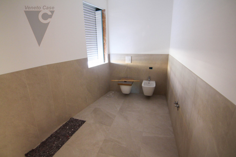 Proponiamo in vendita a Conche di Codevigo una porzione di bifamiliare di nuova costruzione, svil...