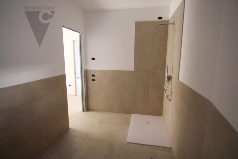 Proponiamo in vendita a Conche di Codevigo una porzione di bifamiliare di nuova costruzione, svil...