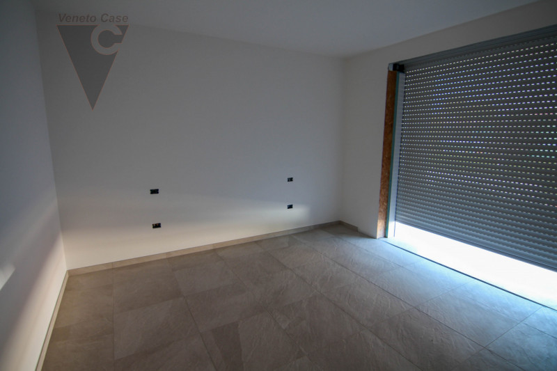 Proponiamo in vendita a Conche di Codevigo una porzione di bifamiliare di nuova costruzione, svil...