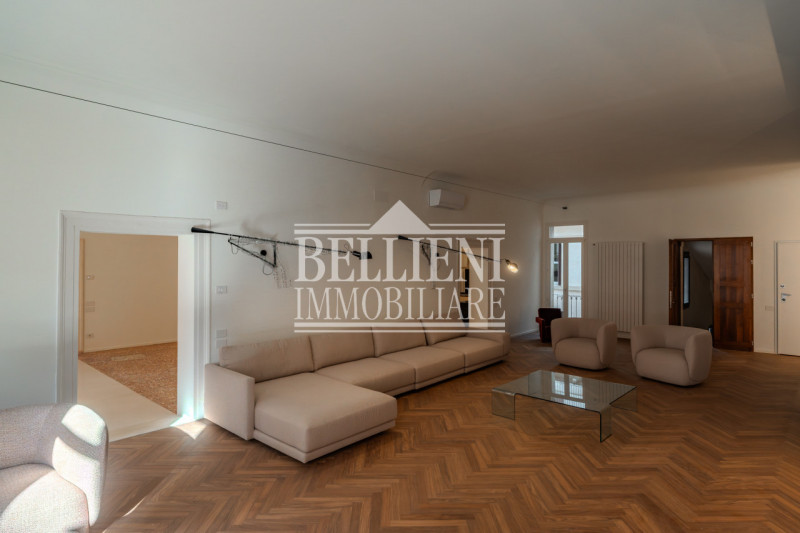 CENTRO STORICO - Nel cuore di Vicenza, proponiamo in vendita un splendido appartamento al piano n...