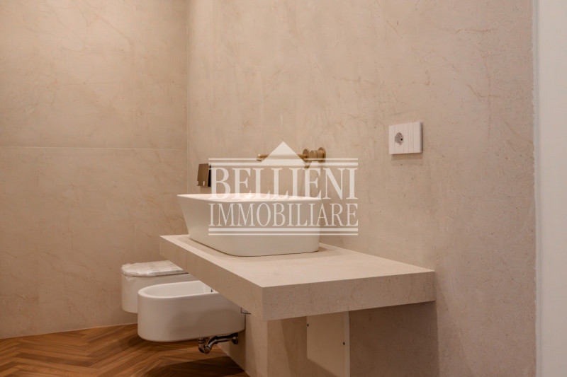 CENTRO STORICO - Nel cuore di Vicenza, proponiamo in vendita un splendido appartamento al piano n...