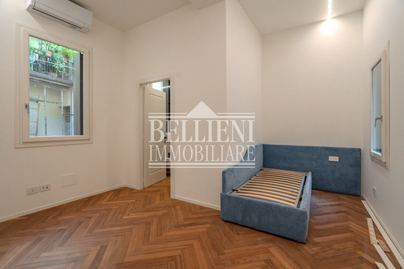 CENTRO STORICO - Nel cuore di Vicenza, proponiamo in vendita un splendido appartamento al piano n...