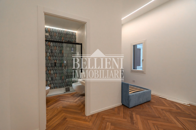 CENTRO STORICO - Nel cuore di Vicenza, proponiamo in vendita un splendido appartamento al piano n...