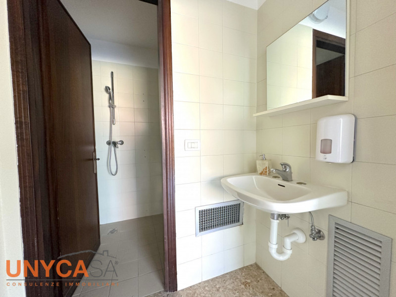 Nel cuore di Caselle, in posizione strategica, proponiamo negozio con cinque vetrine che regalano...